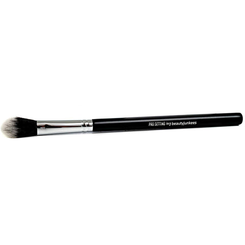 1 pc Pro Setting Powder, Black: Beauty Junkees Pro Setting Powder Makeup Brush, Small Tapered Blending for Under Eyes, Highlighter, Soft, Synthetic, Vegan, Cruelty Free